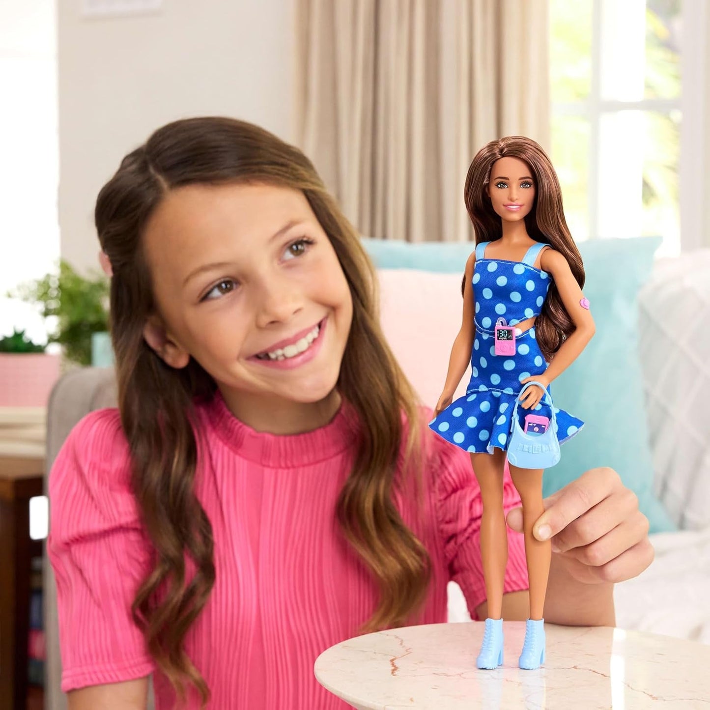 Barbie Fashionistas #242 docka med typ 1-diabetes och prickiga outfits och accessoarer i samarbete med Breakthrough T1D, HYT97
