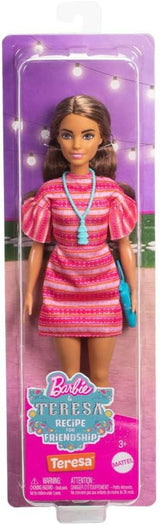 Barbie och Teresa Rezept für Freundschaft Teresa-Modepuppe med unverkennbarem Outfit till An- och Ausziehen, med tillbehör inklusive ett halsband, JCT02