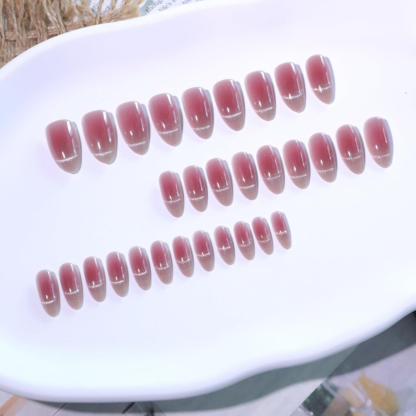 Moonglow korta magnetiska lösnaglar, rosa mandelröd gradient glitter kattöga med lim, rosa röd ombre glitter fototerapi konstgjorda naglar för kvinnor och flickor