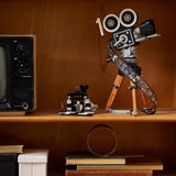 LEGO | Disney Camera - Tribute to Walt Disney, Set för vuxna med Musse Pigg och Minnie Mouse minifigurer, Bambi och Dumbo figurer, Present för kvinnor, män och fans, Utställning 43230 Byggset Besuche den LEGO-Store
