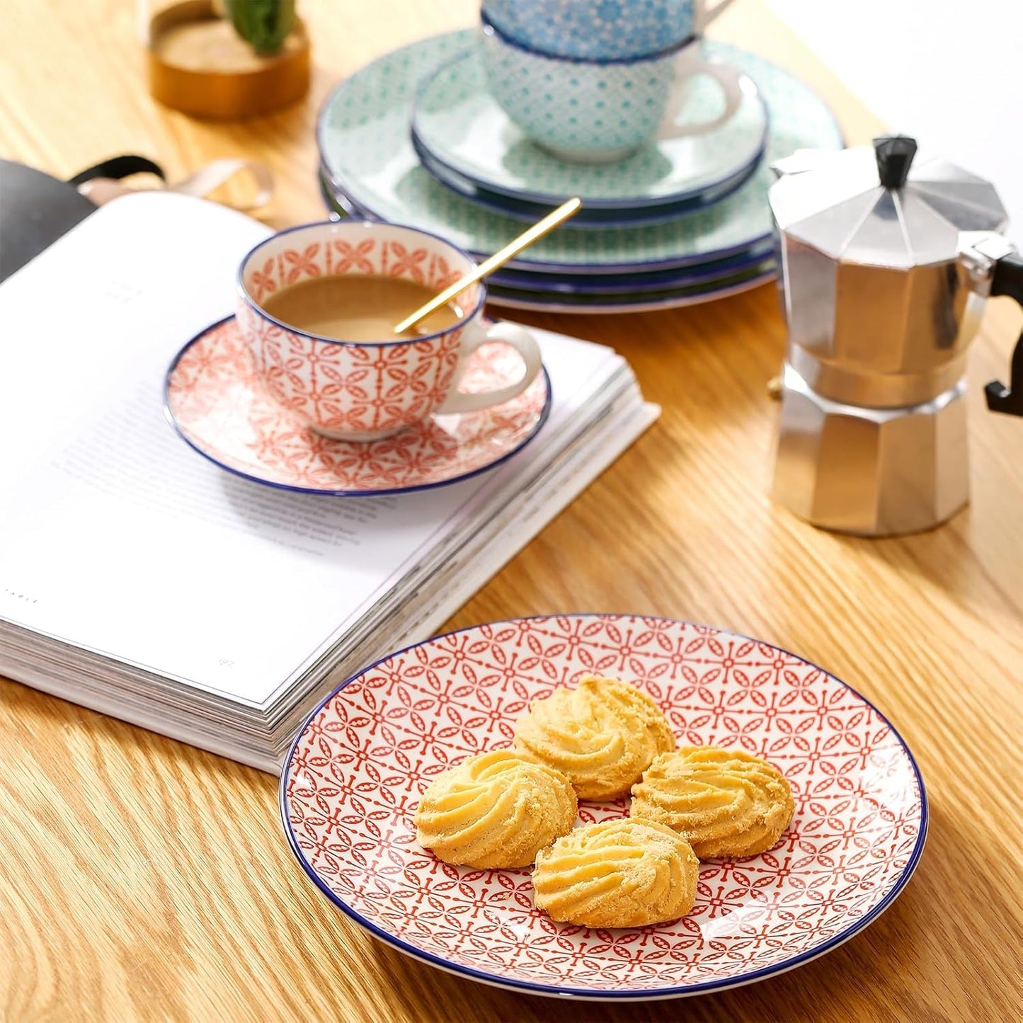 Vancasso Macaron kaffeservis i porslin, 12 delar färgglad kaffeservering för 4-12 personer, koppset, innehåller kaffekoppar, fat och desserttallrikar