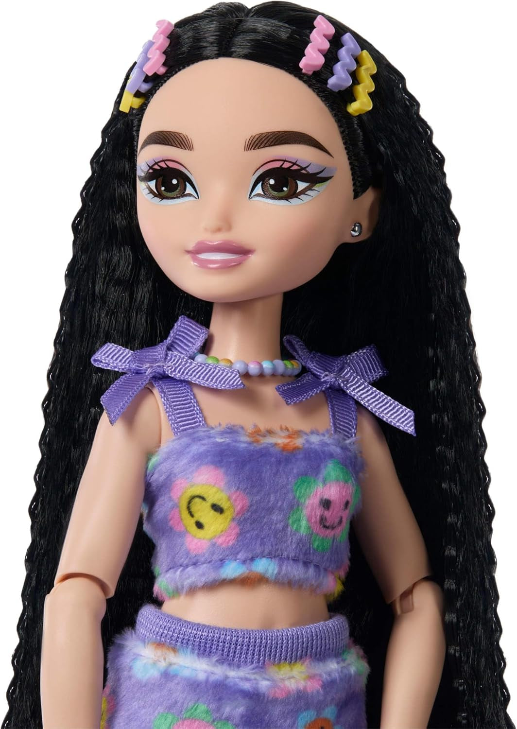 Dream Besties Barbie Doll och tillbehör, Mode Barbie Renee Doll med rullskridskor och svart hår, 12 tillbehör med teman med videor och mat, JFX99
