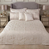 Duchess täcke för king size-säng, 100 % polyester, krämfärgad Emma Barclay Sängar och täcken Krämfärgad King size