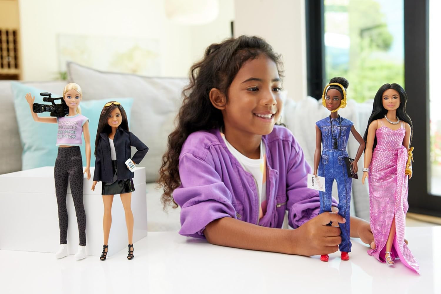 Barbie Berufe-Set med 4 Puppen och Zubehör, Frauen in der Filmbranche med Studioleiterin, Regisseurin, Kamerafrau och Filmstar in Ausziehbaren Outfits, HRG54