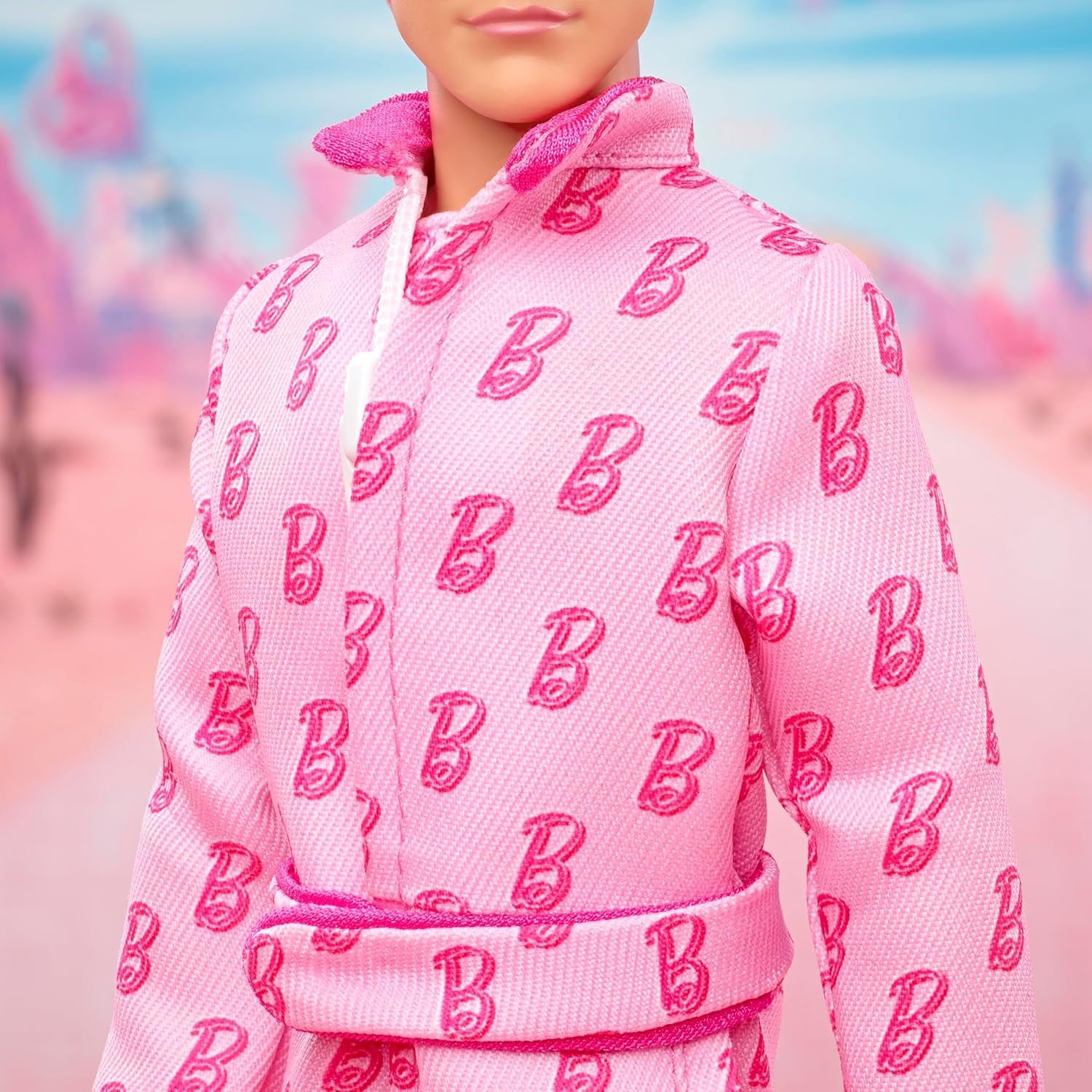 Barbie The Movie - Ken-Sammelpuppe, Ryan Gosling som Ken i rosafarbenem Overall mit "B"-Aufdruck, weißen Sneakern och bunten Inlineskates, JCP80