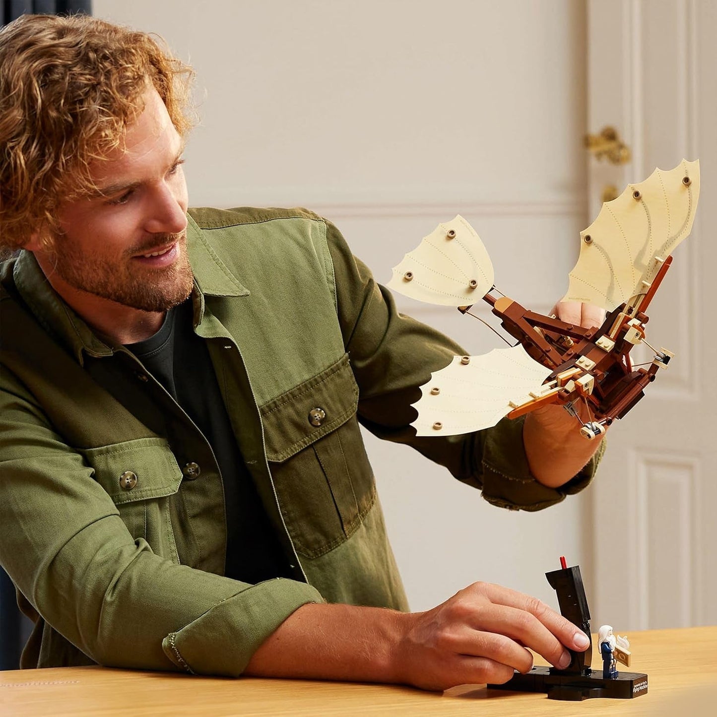 LEGO Icons Leonardo Da Vincis flygmaskin med flaxande vingar - Inkluderar minifigur och stativ - Byggset för vuxna - Heminredningsset - Presentidé - 10363 Byggset Besuche den LEGO-Store