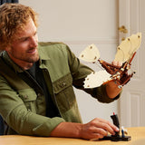 LEGO Icons Leonardo Da Vincis flygmaskin med flaxande vingar - Inkluderar minifigur och stativ - Byggset för vuxna - Heminredningsset - Presentidé - 10363 Byggset Besuche den LEGO-Store