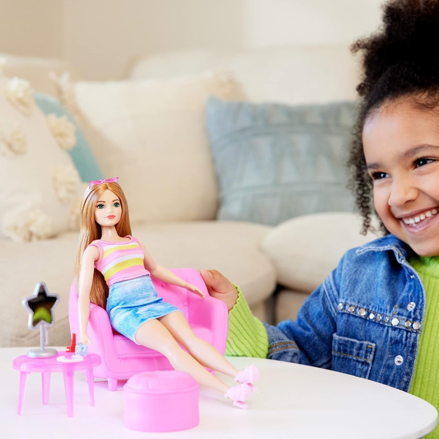 Barbie-modedockor och garderobsset med kläder, accessoarer och salongsmöbler, långvarigt frisörnöje för barn från 3 år och uppåt, HPL78