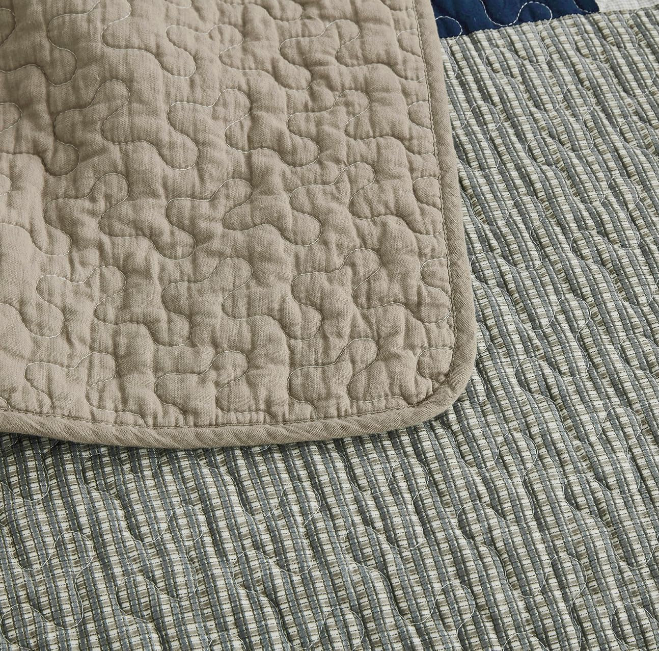 Chezmoi Collection Addy Patchwork Quilt Set Förtvättad bomull Lätt Vändbar All Seasons Oversized 3 delar Marinblå Vit Grå Taupe Pläd Quilts & Quilts Naty Shop