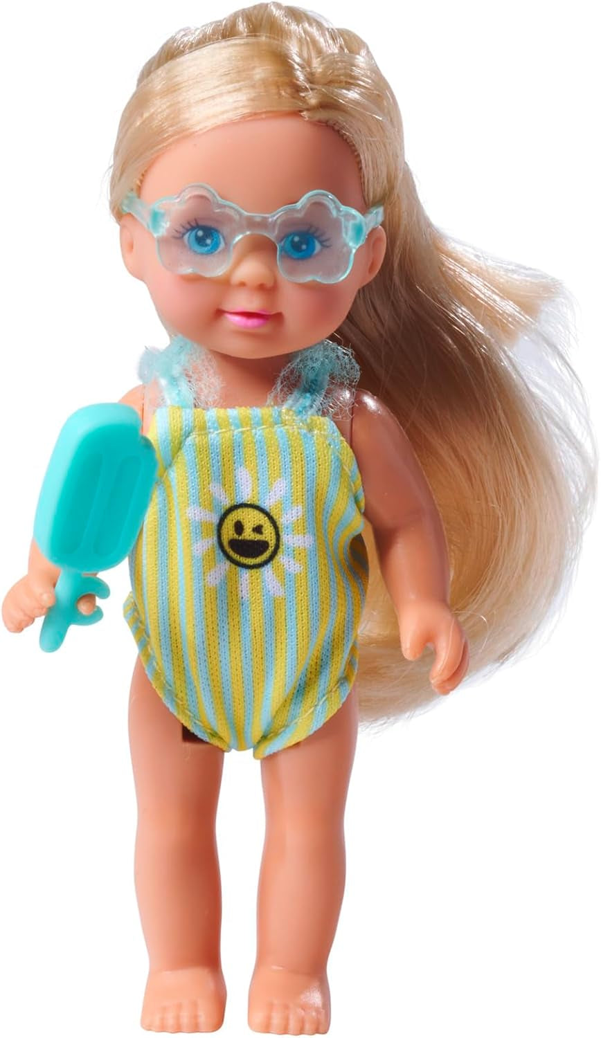 Simba Evi Love Travel, 2 olika modeller, endast EN artikel kommer att levereras, docka i en resväska med hjul, bär en volangbaddräkt, inkluderar solglasögon och glass, 12 cm, åldrar 3+