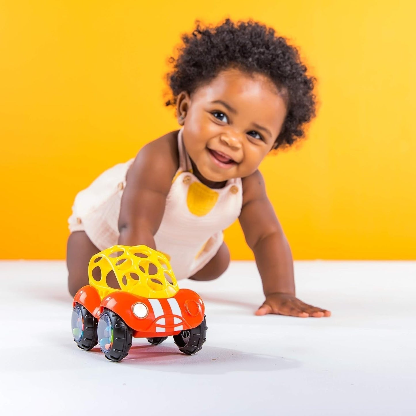 Bright Starts Oball Rattle Toy Bilmotoraktivitetsleksak för spädbarn och småbarn från 3 månader 1 Styck Slumpmässig färg Blå eller Röd Babyleksaker Naty Shop