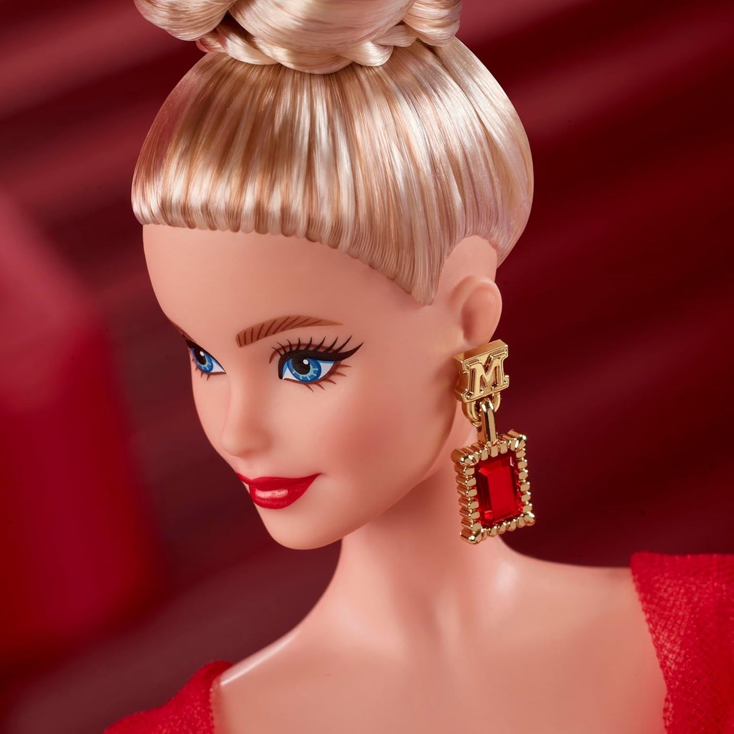 Barbie signaturdocka 80-årsjubileum Mattel samlarfigur i gnistrande röd tyllklänning med droppvis örhängen och ömtåliga handskar Blont hår JBJ17