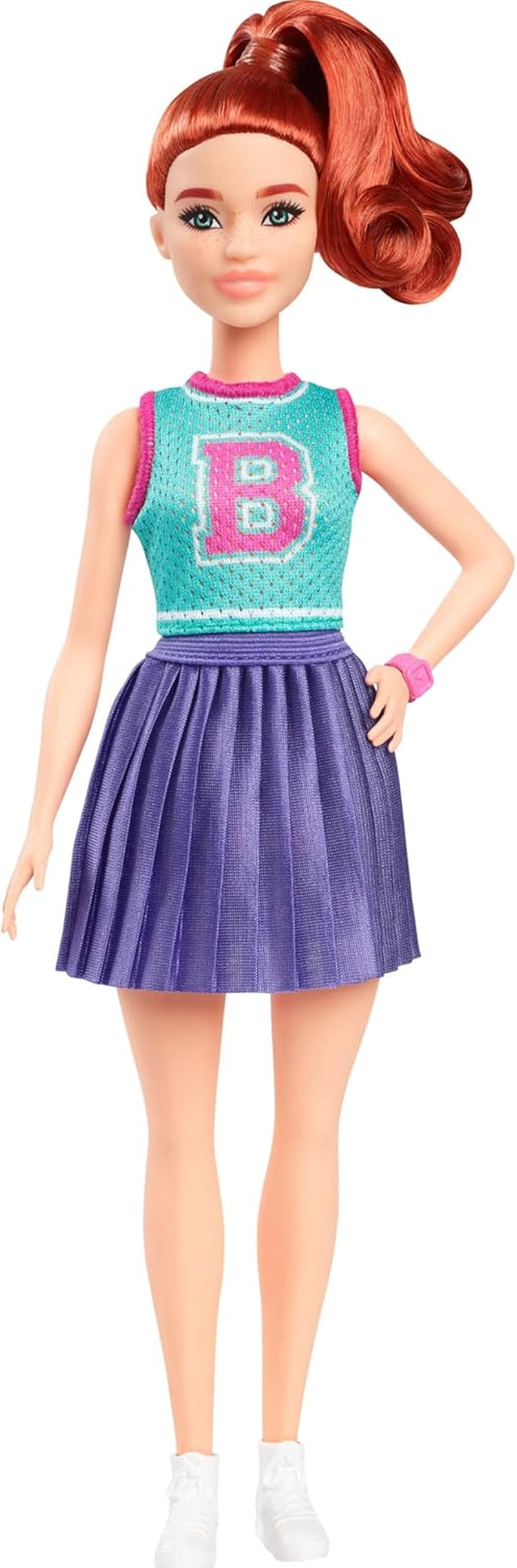 Barbie Fashionistas docka nr. 232 med rött hår, B-tryckt jersey sporttopp, lila veckad kjol, armbandsur och sneakers, HYT90 Naty Shop Dolls Standardtitel