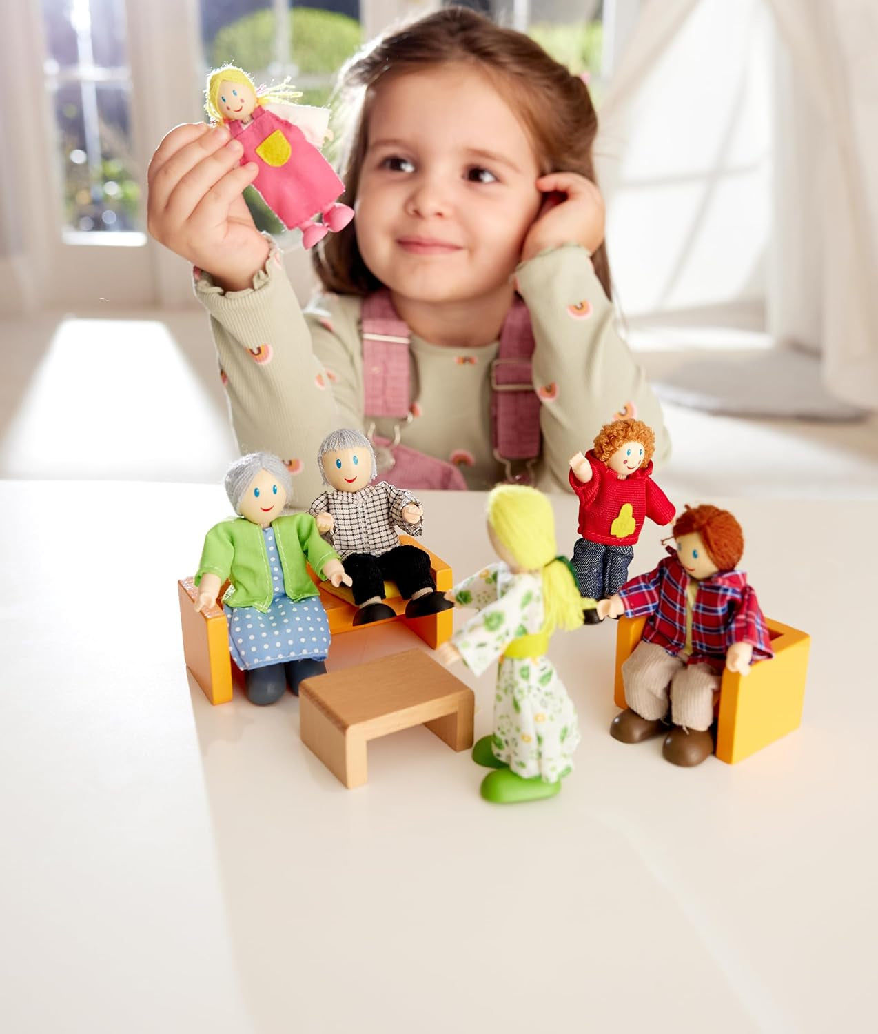 Hape Doll Family Prisbelönt dockskåpsset, unika trädockortillbehör, fantasifull lek, 6 dockfamiljemedlemmar från 3 år och uppåt