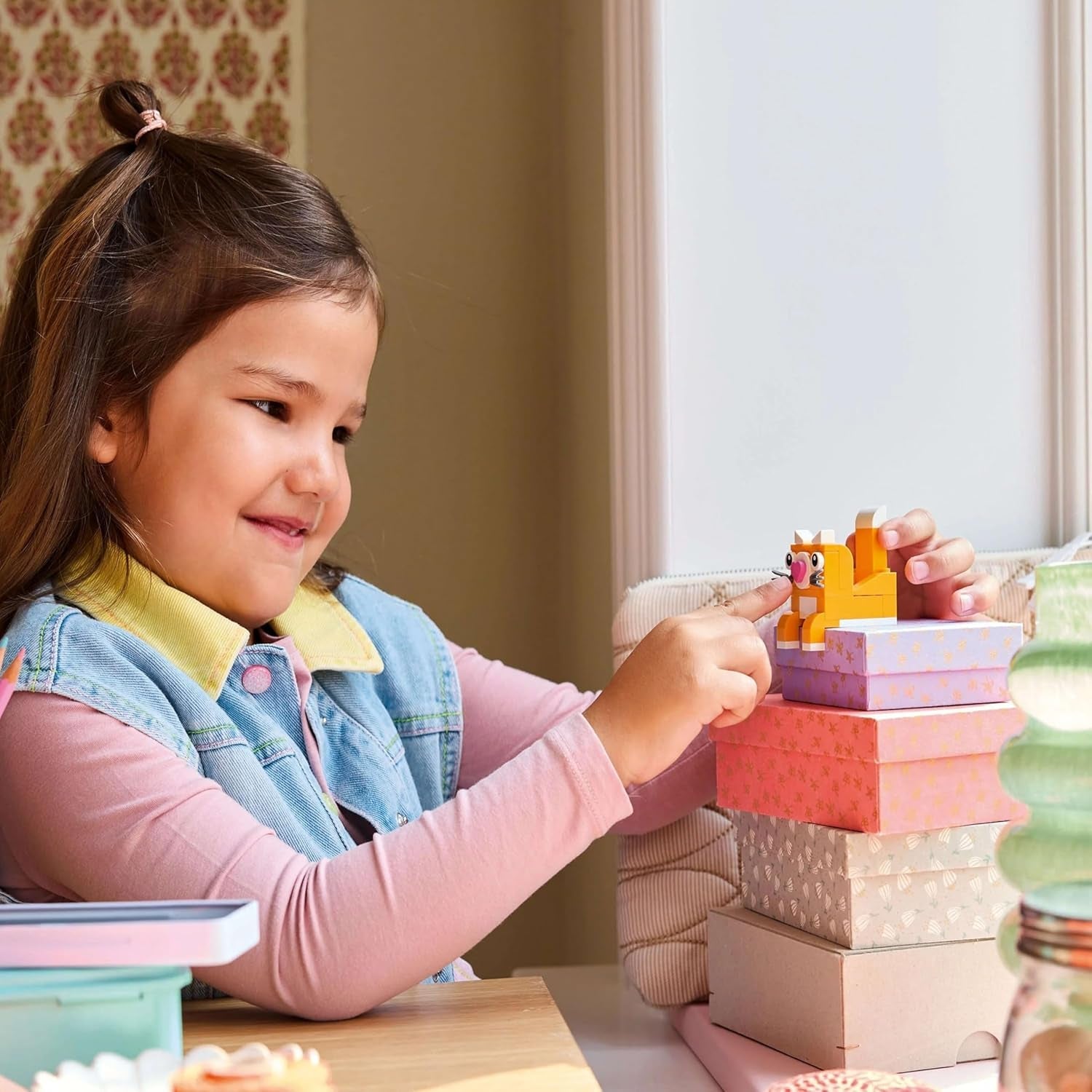 LEGO Classic Creative Fun Box, färgglada byggstenar för fantasifulla rollspel, Byggset för nybörjare, Leksaker för flickor och pojkar från 5 år, Återbyggbara modeller 11042 Byggset Besuche den LEGO-Store
