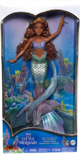 Mattel Disney Ariel The Little Mermaid - Deluxe sjöjungfrudocka med hårpärlor och dockställ för fantasifull lek och visning, för barn från 3 år och uppåt, HNF42