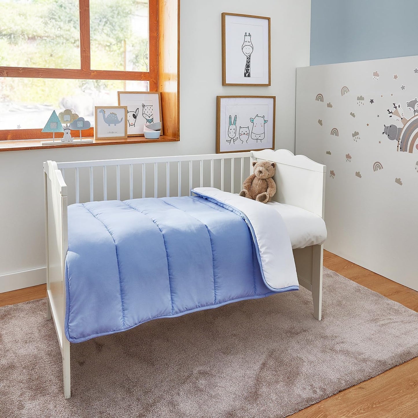 Pikolin Home - Vändbart täcke 300 G - Tvåfärgad nordisk fyllning - För spjälsäng 60 - Fjäderfylld, varm, andas, blå/vit, 100 X 120 cm Täcken och täcken Naty Shop