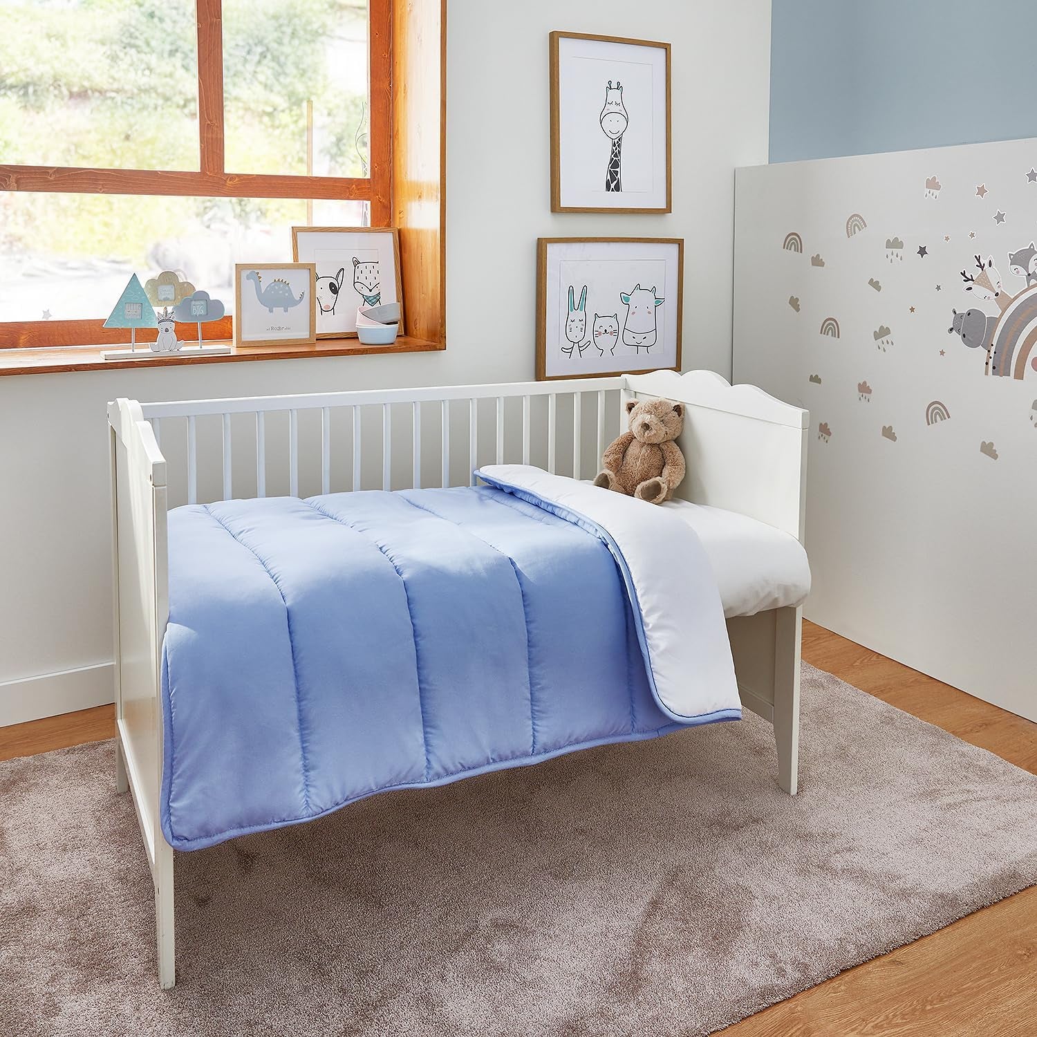 Pikolin Home - Vändbart täcke 300 G - Tvåfärgad nordisk fyllning - För spjälsäng 60 - Fjäderfylld, varm, andas, blå/vit, 100 X 120 cm Täcken och täcken Naty Shop