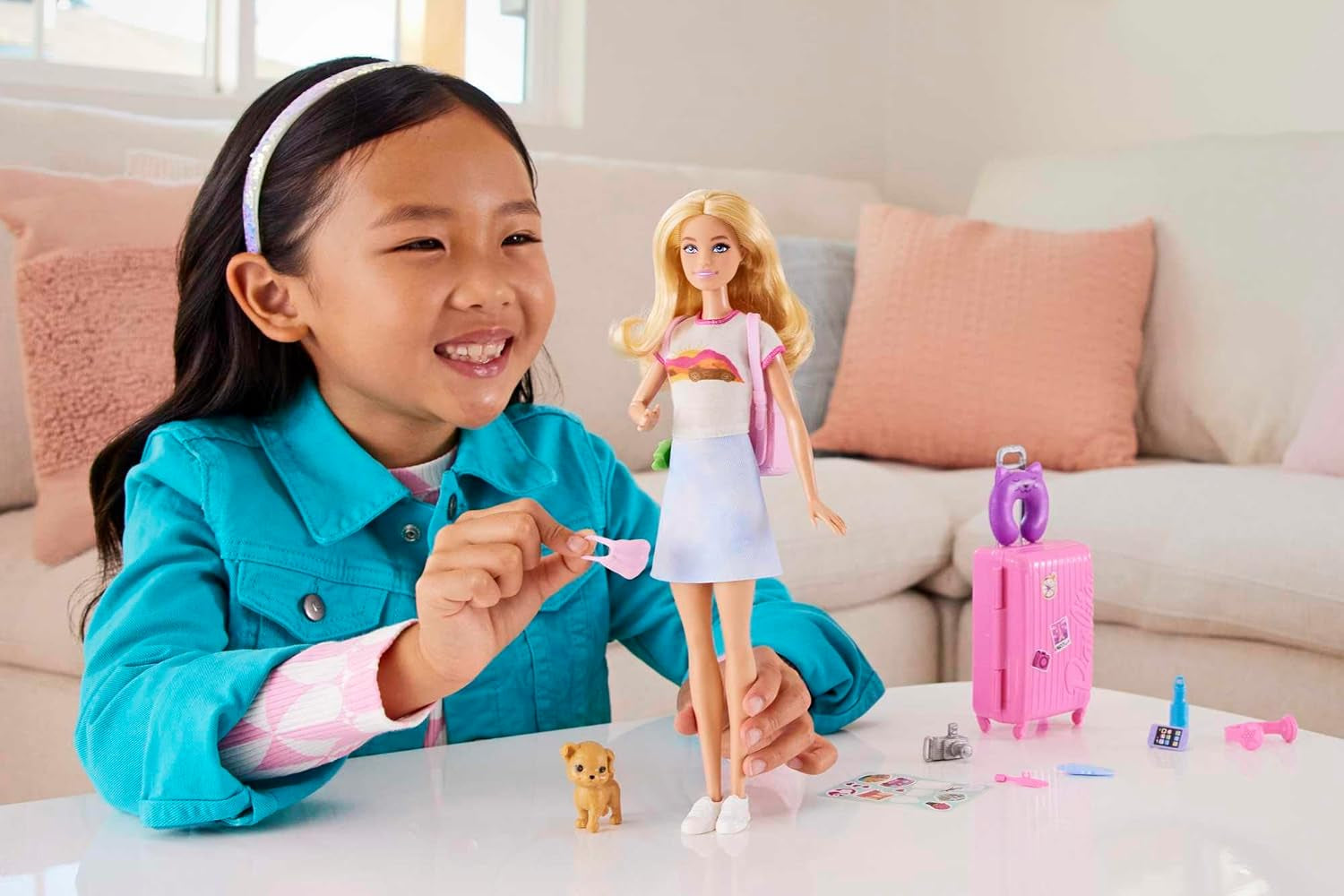 Barbiedocka, resebarbie med blont hår, 10+ resetillbehör, klistermärken, resväska, valp, innehåller 1 docka, barnpresent, leksak från 3 år och äldre, HJY18