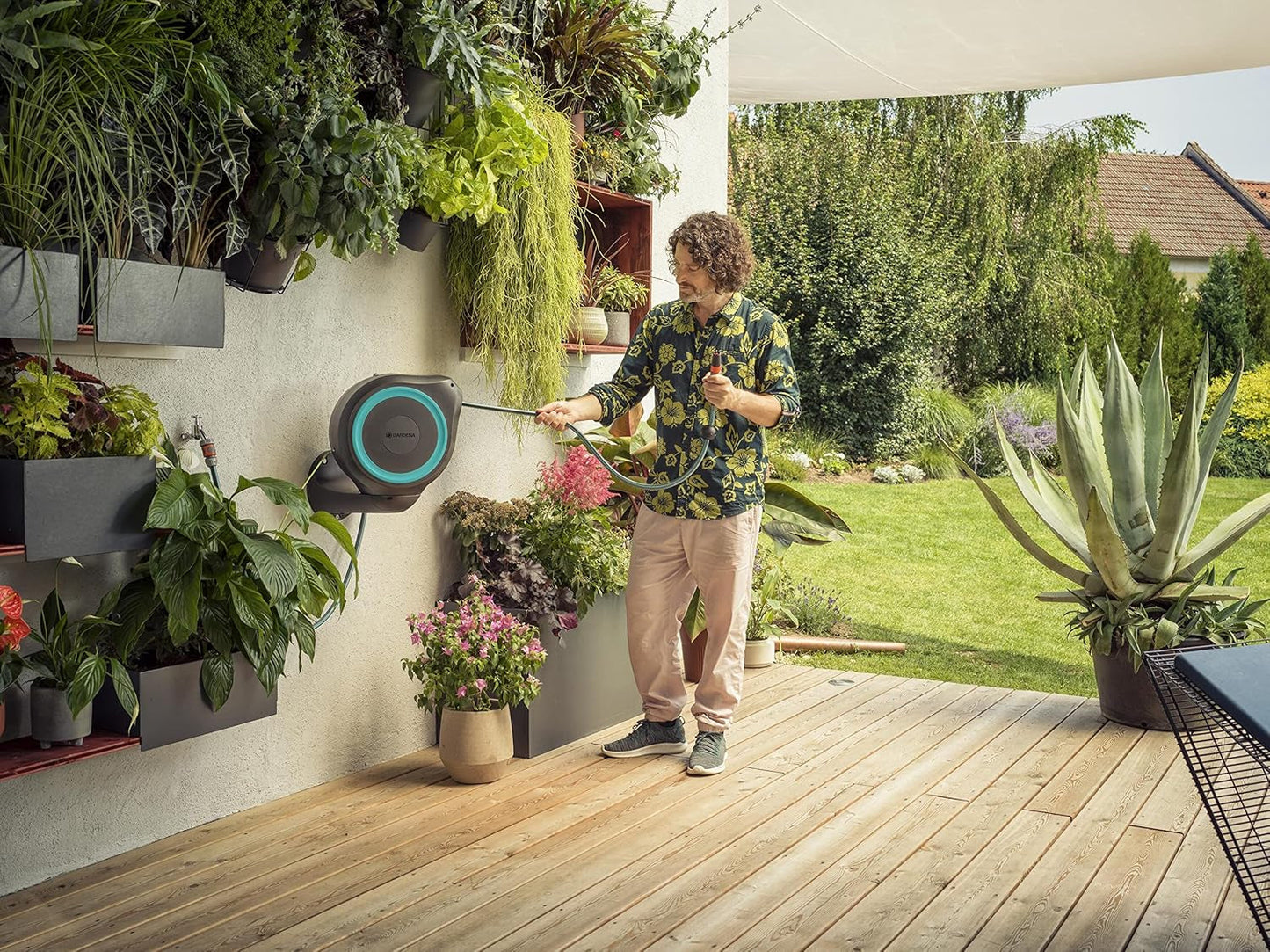 Gardena RollUp M väggslanglåda (turkos) 20m: Flexibel bevattning för medelstora trädgårdar, roterande slangupprullare, med väggfäste, systemkomponenter och sprutmunstycke, inklusive 20m slang (18610-20)