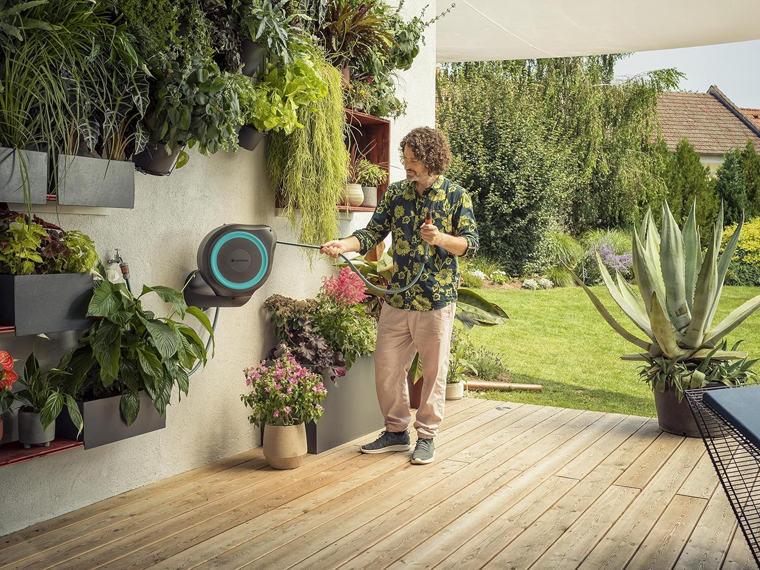 Gardena RollUp M väggslanglåda (turkos) 20m: Flexibel bevattning för medelstora trädgårdar, roterande slangupprullare, med väggfäste, systemkomponenter och sprutmunstycke, inklusive 20m slang (18610-20)
