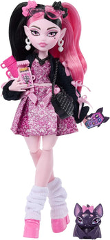 Monster High Doll Draculaura i rosa klänning med rosetter och svart kofta med Count Fabulous Bat och 7 tillbehör inklusive Ramen, läppstift och väska, JHK29