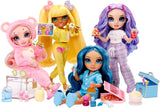 Rainbow High Junior High PJ Party Doll - Violett - 22 cm med mjuk jumpsuit, tofflor och lektillbehör - Barnleksak - Perfekt för 4-12 år