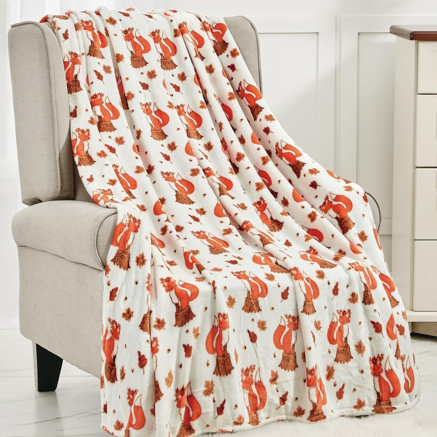 Elegant Comfort Lätt halloween-temafilt, mjuk, mysig och plysch, perfekt för att koppla av denna kusliga säsong, 127 X 152,4 cm, Skull and Bones Sängar och täcken Elegant Comfort Case Vixen 50 X 60