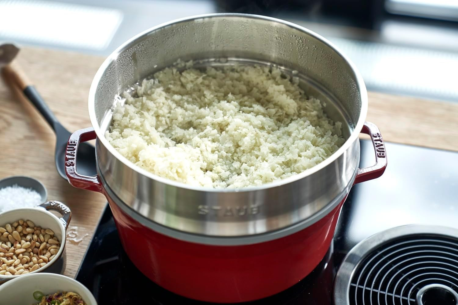 STAUB Gusseisen Bräter/Cocotte, Mit Dämpfeinsatz Aus Edelstahl, Rund 26 Cm, 5,2 L, Aromaregen Funktion Für Optimale Befeuchtung, Für Alle Herdarten Inkl. Induktion & Backofen, Kirschrot, Rot Formar och plåtar för bakning Naty Shop