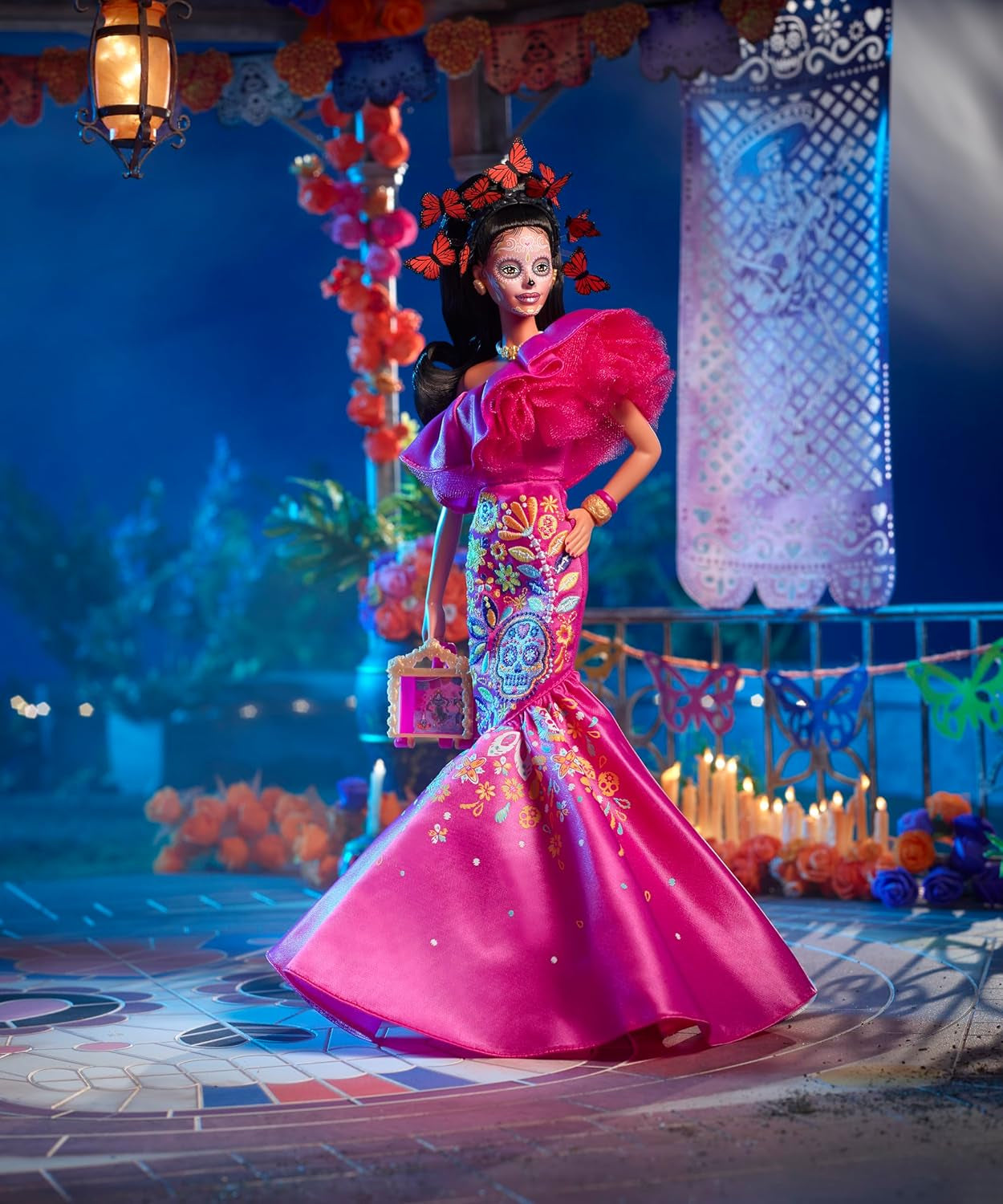 Day of the Dead Barbie Doll - begränsad upplaga med traditionell klädsel och smycken, inkluderar stativ och samlarcertifikat, för samlare och fans från 6 år och uppåt, HJX14