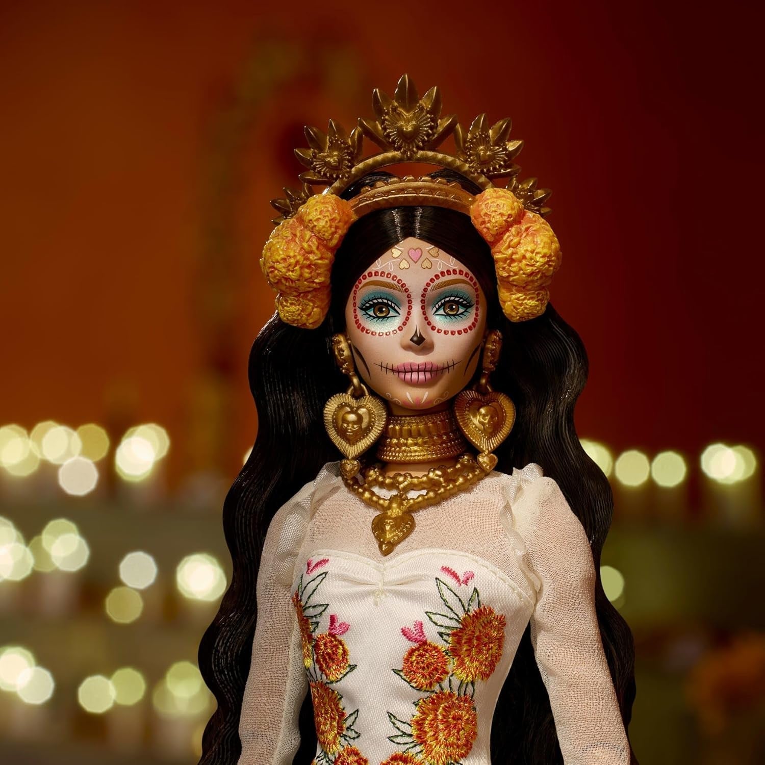 Barbie Signature Day of the Dead 2025 docka samlarfigur i krämfärgad klänning med volanger, ringblommor och rosetter, blomkrona i hår och Calavera ansiktsfärg, JBJ05