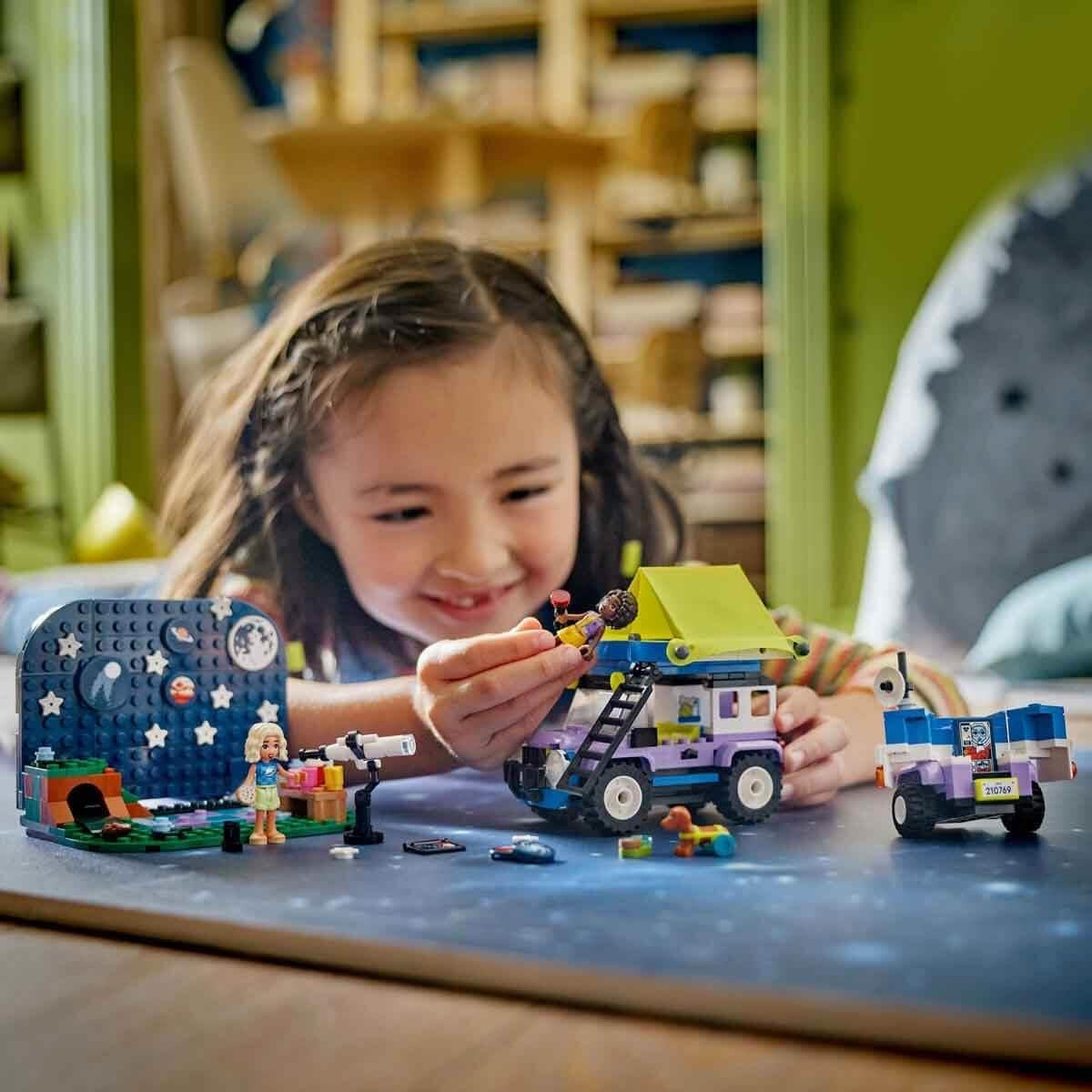 LEGO Friends Stargazer campingfordonsset med terrängfordon och leksaksteleskop, present till flickor och pojkar från 7 år, innehåller lekfigurer Nova, Aliya och en hund 42603 Byggset Besuche den LEGO-Store