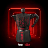 Bialetti Moka Express Stranger Things 6-kopps kaffebryggare, musikknapp med USB-C-laddningsfunktion, inte lämplig för induktionshällar, 6 koppar (270 ml), svart