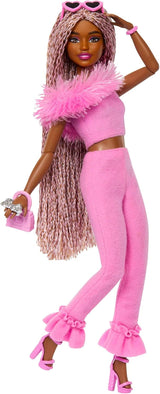 Barbie Doll Deluxe Style nr. 3 med Barbiecore-outfit, blont hår i hög knull, pastellrosa klänning med överdimensionerad rosett och accessoarer som nätstrumpbyxor, HYV27 Naty Shop Brown Dolls