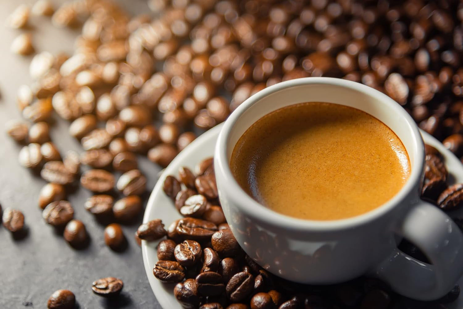 Caffe Crema E Aroma Kaffeebohnen 2kg (4x500g), Barista Kaffee schokoladig und säurearm, Espressobohnen kräftig, Bohnenkaffee mit Arabica und Robusta, fin Crema, ideal für Milchkaffee