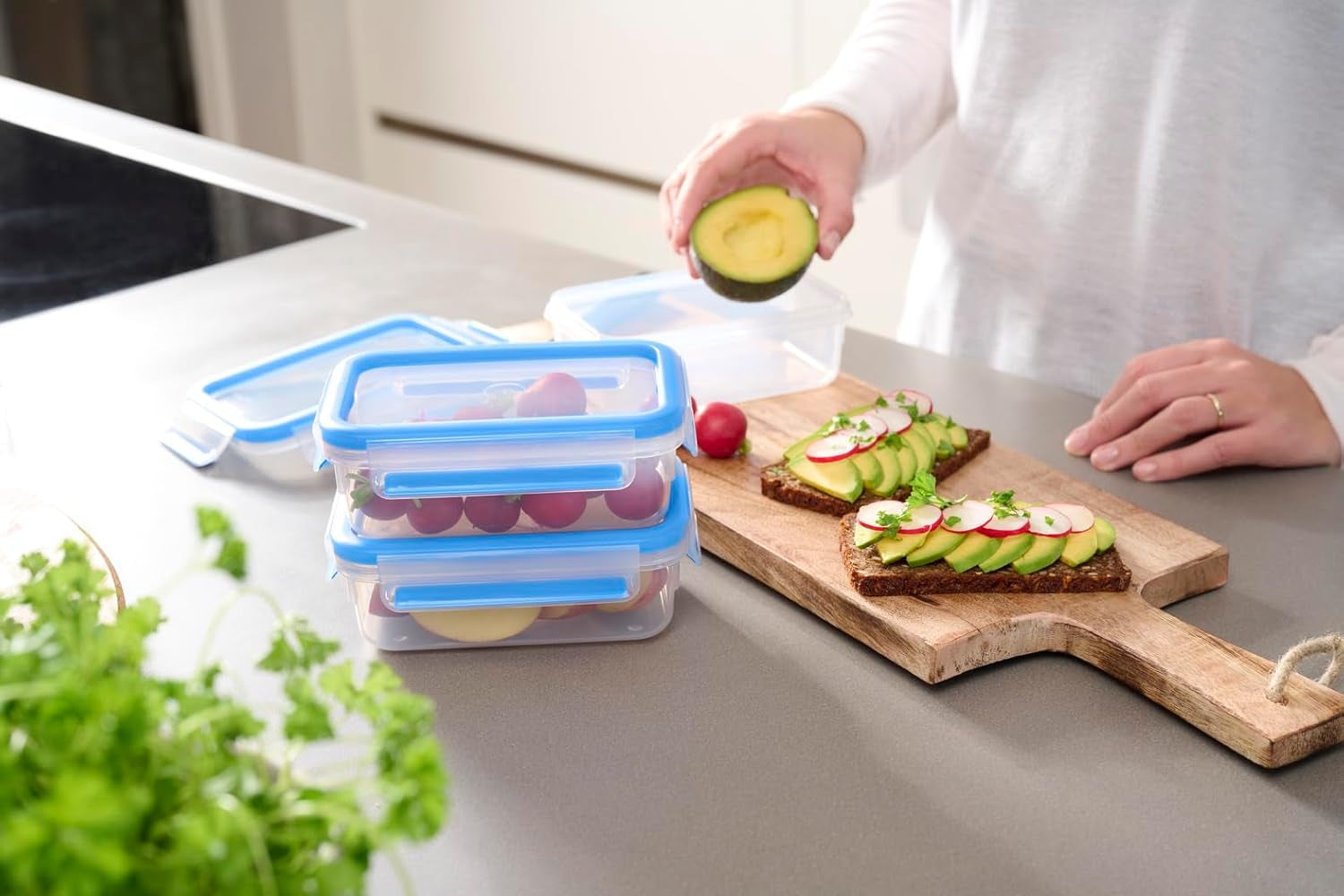 Emsa 508558 Clip & Close matförvaringsbehållare | 3 delar set | 3 x 1 liter | -40 till +100 grader | plast | 100% förseglad | specialförsegling för färskhet Naty Shop matförvaringslådor
