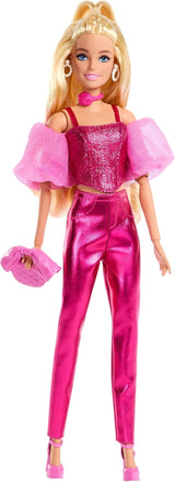 Barbie Deluxe Style #5 docka i en metallisk rosa blond outfit med en gnistrande överdel och gnistrande byxor, med tillbehör inklusive ett rosa halsband och en handväska, JFP40