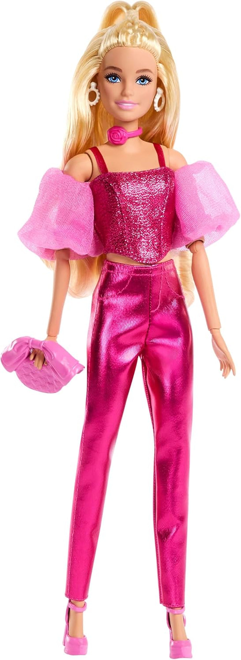 Barbie Deluxe Style #5 docka i en metallisk rosa blond outfit med en gnistrande överdel och gnistrande byxor, med tillbehör inklusive ett rosa halsband och en handväska, JFP40