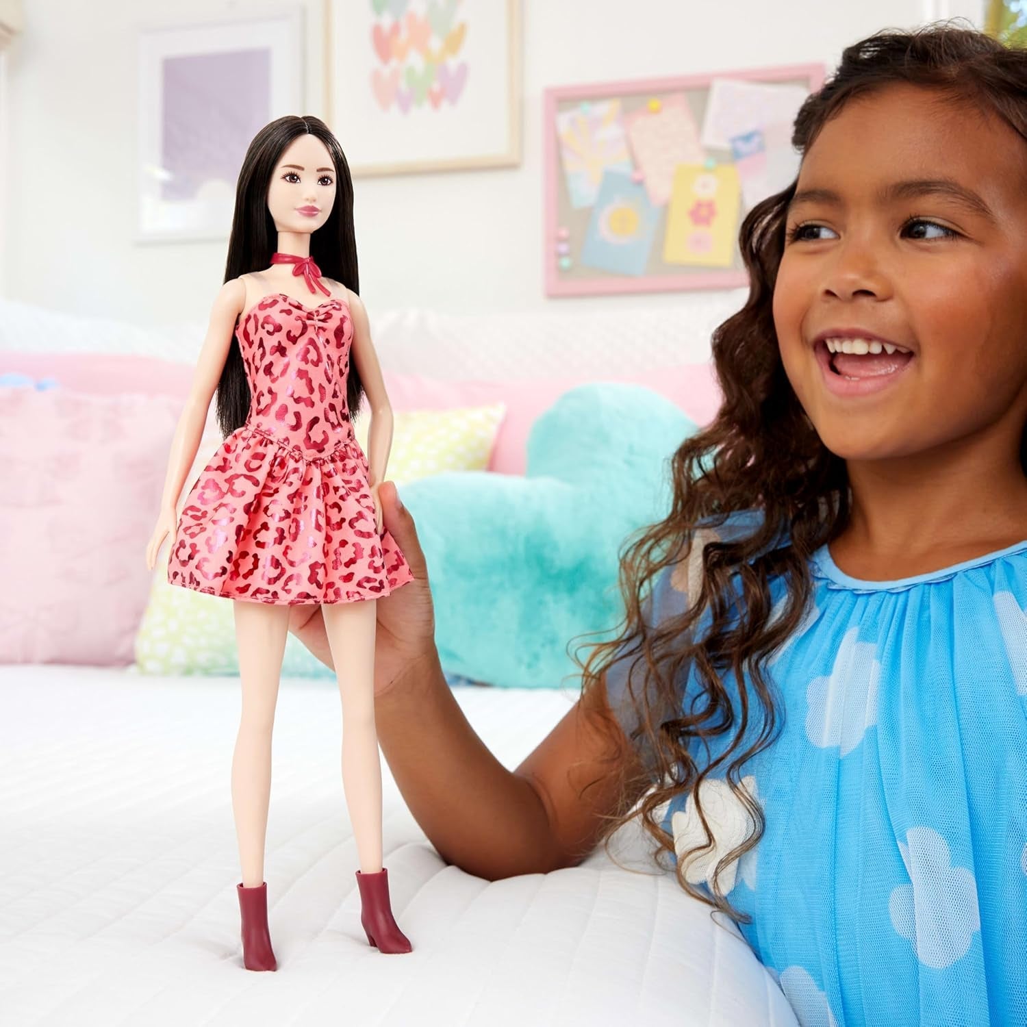 Barbie Fashionistas docka nr. 246 i en rosa axelbandslös leopardmönstrad klänning med svart hår och accessoarer som ett rosetthalsband och stövlar, JJN59