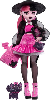Monster High Draculaura-docka med sitt husdjur, fladdermuskatten, Count Fabulous och tillbehör som en ryggsäck, en trollformelbok, en bento-box och mer, HRP64