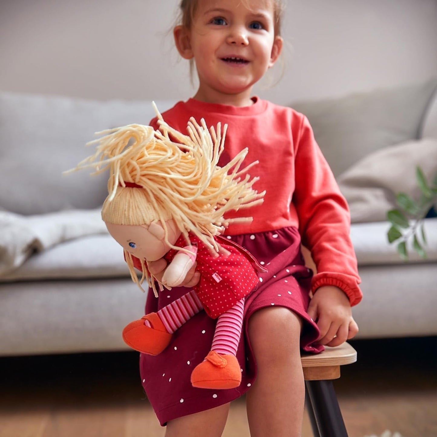HABA 302108 - Annelie docka, tygdocka med kläder och hår, 30 cm, leksak från 18 månader, röda Dolls Naty Shop