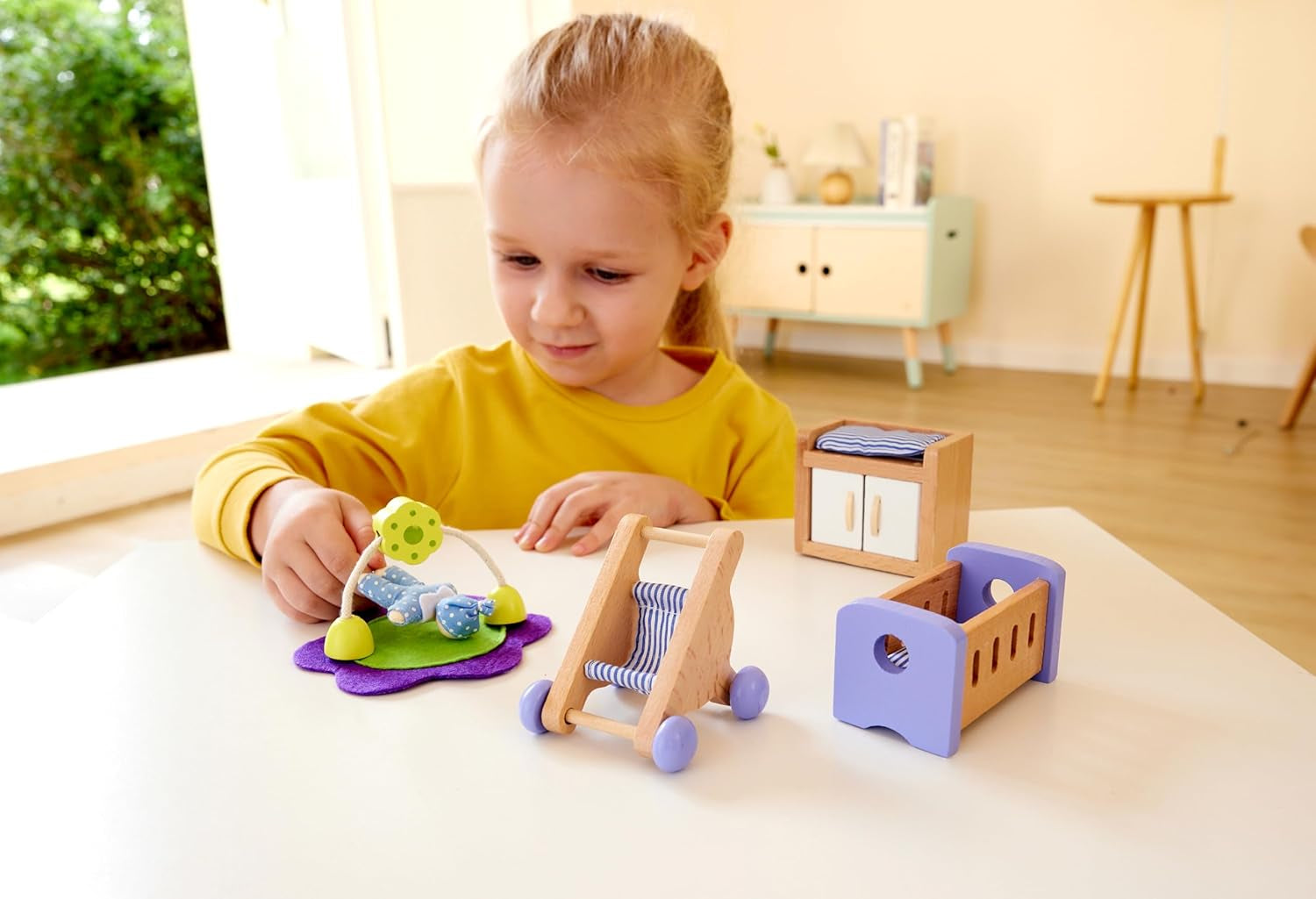 Hape babyrum - dockrumsset i trä, möbler för babydockor, tillbehör till dockskåp för småbarn, babyrum i miniatyr med gunga och tillbehör, rollspel för 3 år
