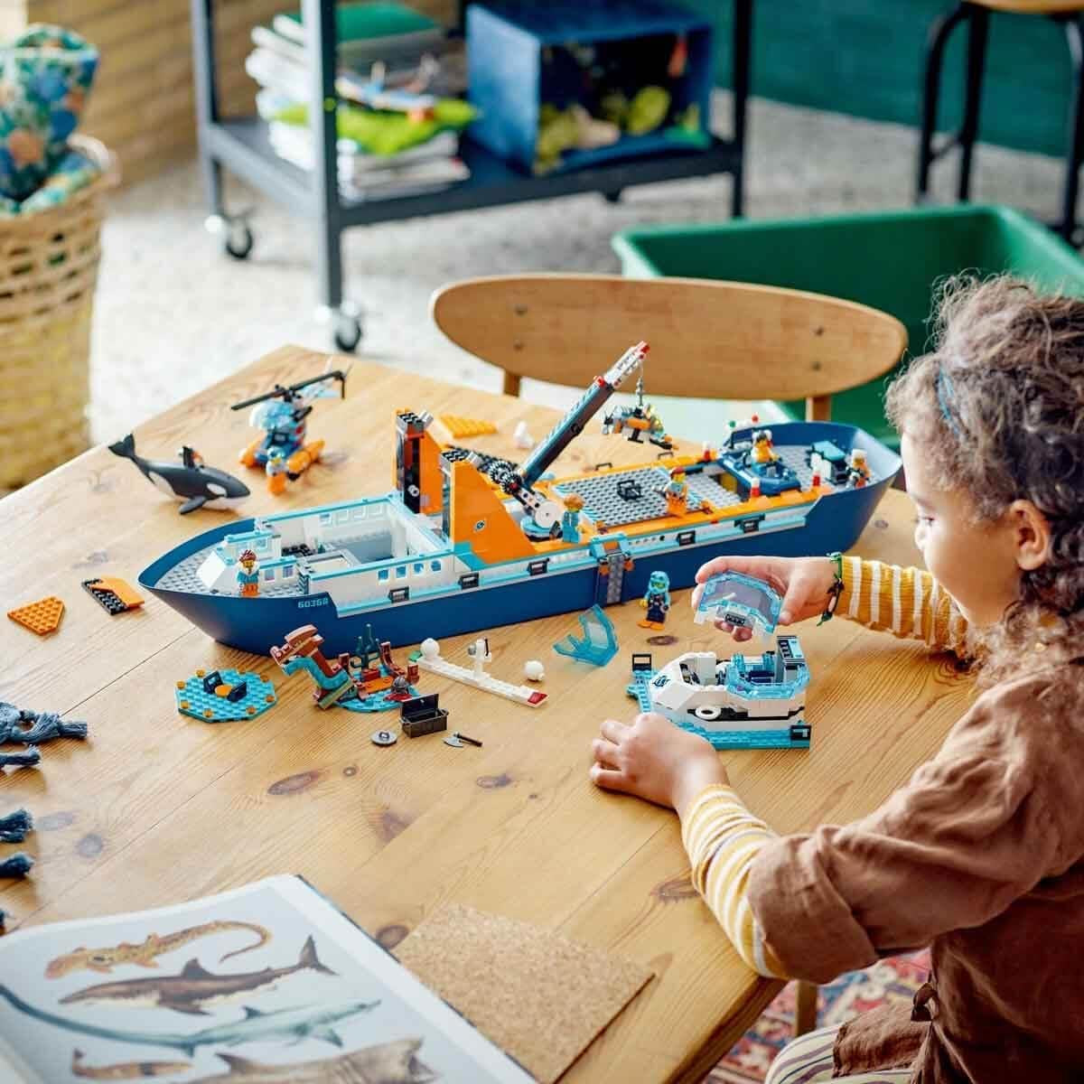 LEGO City Arctic Research Ship, stor flytande leksaksbåt med helikopter, uppblåsbar båt, Rov-ubåt, vikingavrak, 7 minifigurer och späckhuggarfigur, present till barn från 7 år och uppåt 60368 Byggset Besuche den LEGO-Store