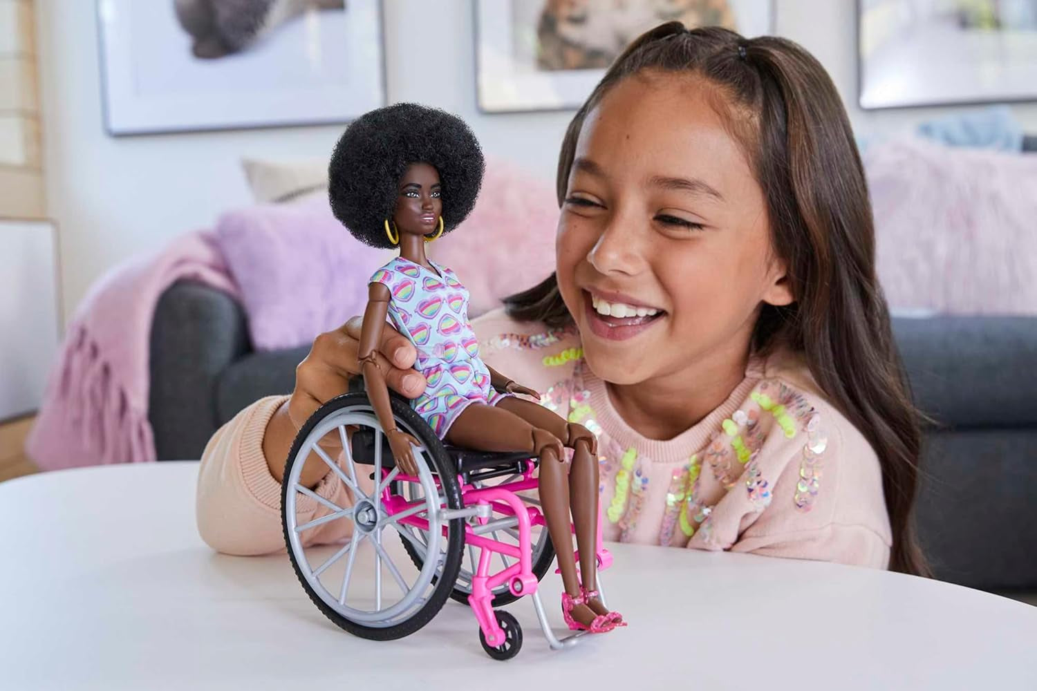 Barbie Fashionistas Svart hår Färgglad jumpsuit Rullstolsramp Rullstolsdocka ingår Presentleksak för barn Ålder 3+ HJT14