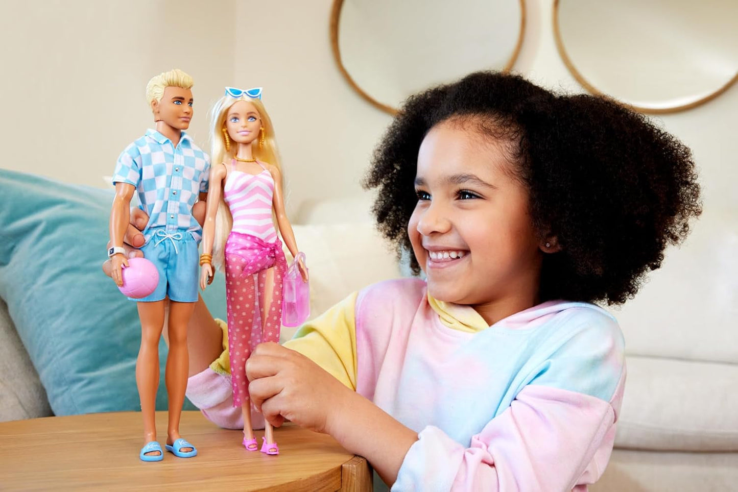 Barbie Ken - Blond docka med blå skjorta och badförkläde, strandtillbehör och badboll för kreativ lek, från 3 år och uppåt, HPL74