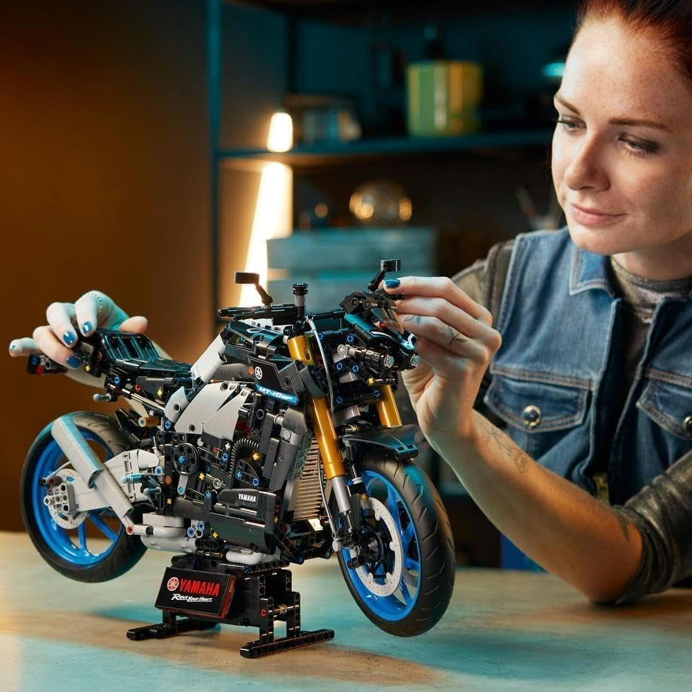 LEGO 42159 Technic Yamaha MT-10 SP Motorcykelmodellsats för vuxna, Autentisk 4-cylindrig motorfordonsmodell, Funktionell styrning och Ar-app, Present för män och kvinnor Byggsatser Besuche den LEGO-Store