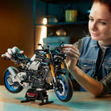 LEGO 42159 Technic Yamaha MT-10 SP Motorcykelmodellsats för vuxna, Autentisk 4-cylindrig motorfordonsmodell, Funktionell styrning och Ar-app, Present för män och kvinnor Byggsatser Besuche den LEGO-Store