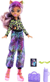 Monster High Scare Adise Island Clawdeen Wolf docka med baddräkt, joggingbyxor och strandtillbehör som visir, vattenflaska och bok
