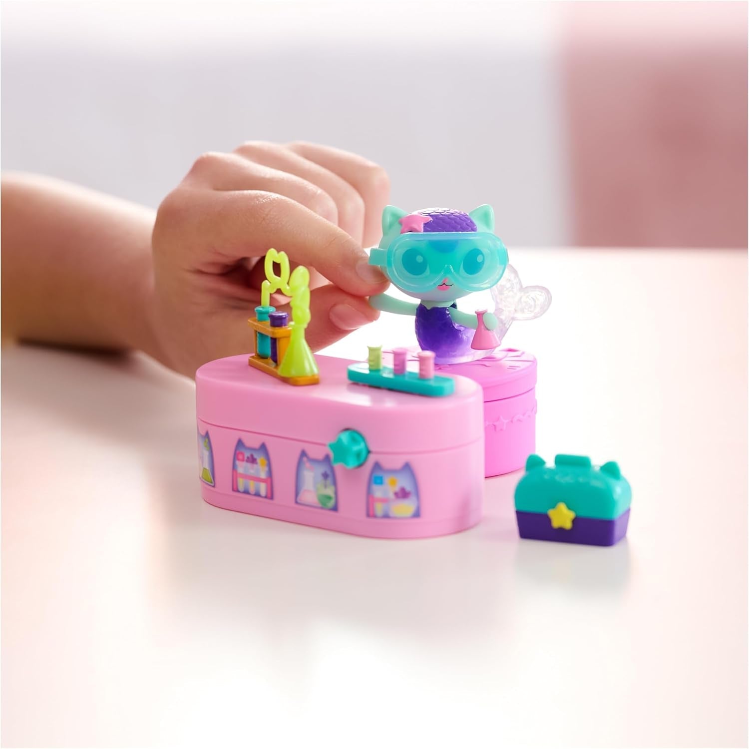 Gabby™S Dockhus, Bobble Kitty Möbelpaket med Meerkats Kattfigur med dockskåpsmöbler och tillbehör, dockskåp för åldrar 3+ Naty Shop