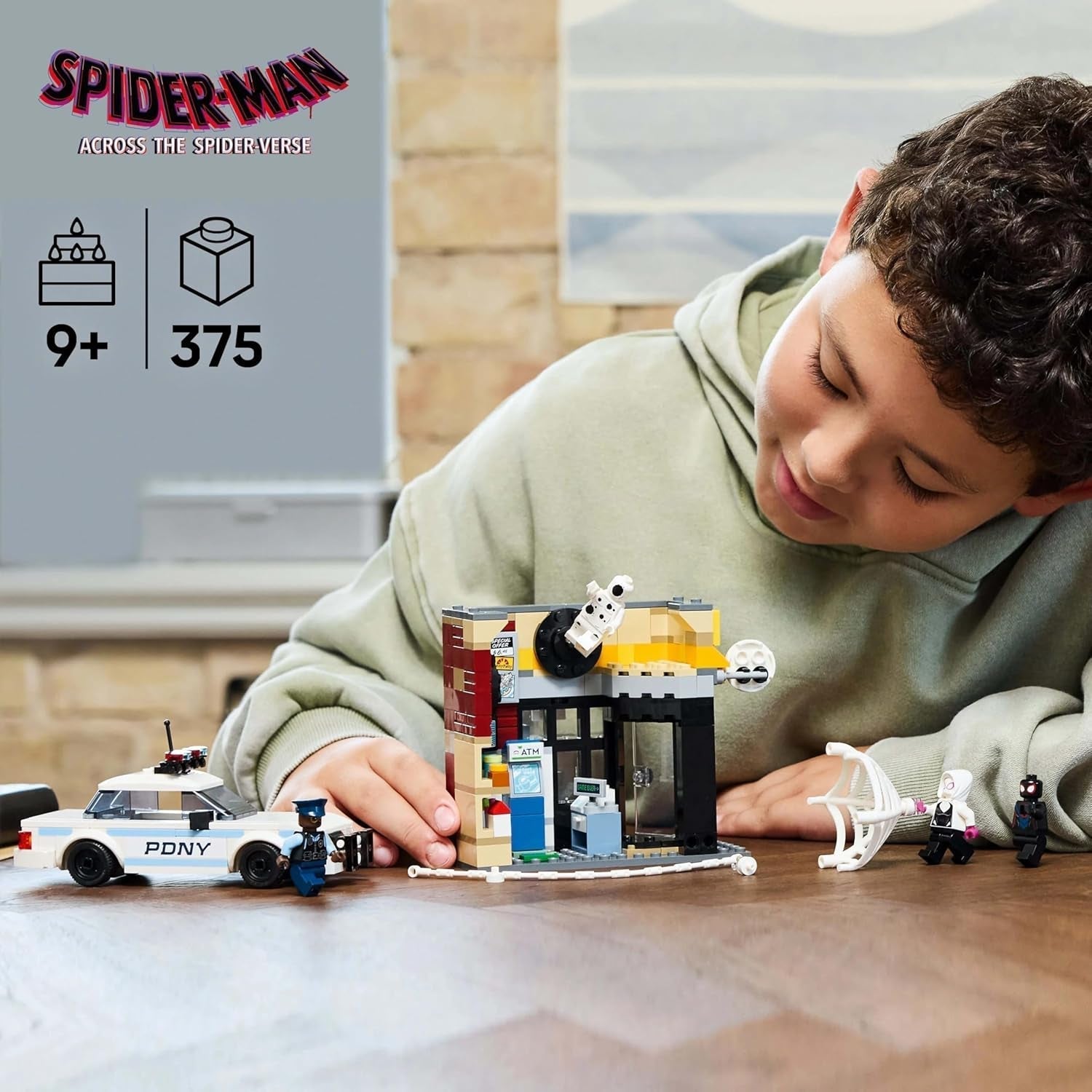 LEGO Marvel Spider-Verse: Miles Morales vs. Spot - Superhjältelekset med leksaksbil - 4 minifigurer och minimarknad - Present till pojkar och flickor i åldern 9+ 76311 Byggset Besuche den LEGO-Store